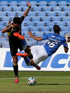 Deyverson in azione durante Belenenses-Arouca