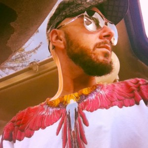 Massimo Bisotti con maglia disegnata da Grande Capo Nuvola Rozza