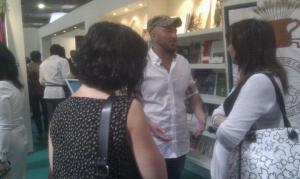 Massimo Bisotti spiega a alcune bisottine come avvenga il suo processo creativo