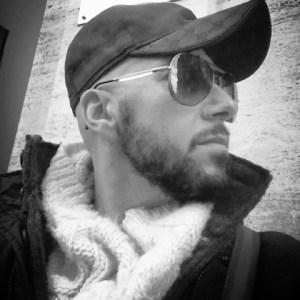 Massimo Bisotti con occhiali usati da Sergio Vastano per l'imitazione di Funari