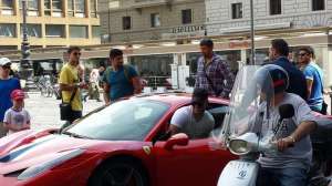 Il presunto Di Caprio in piazza della Repubblica