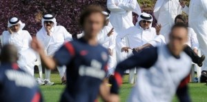 Giocatori del Paris-Saint Germain si allenano sotto lo sguardo dei proprietari